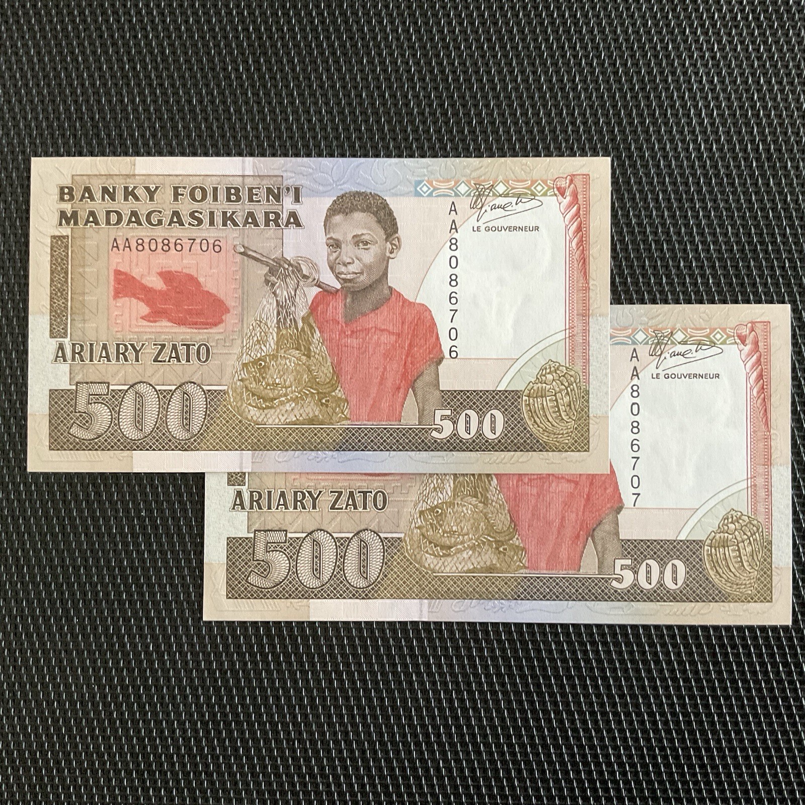 MADAGASCAR: 500 Francs ND 1988, 2 N° consécutifs, Pick 71a, NEUFS/UNC 🌐