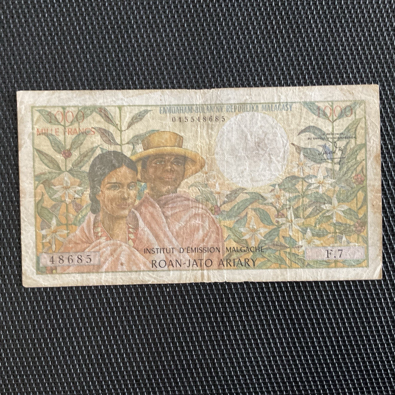 MADAGASCAR: 1000 Francs ND 1966, Pick 59, TB/F 🌐