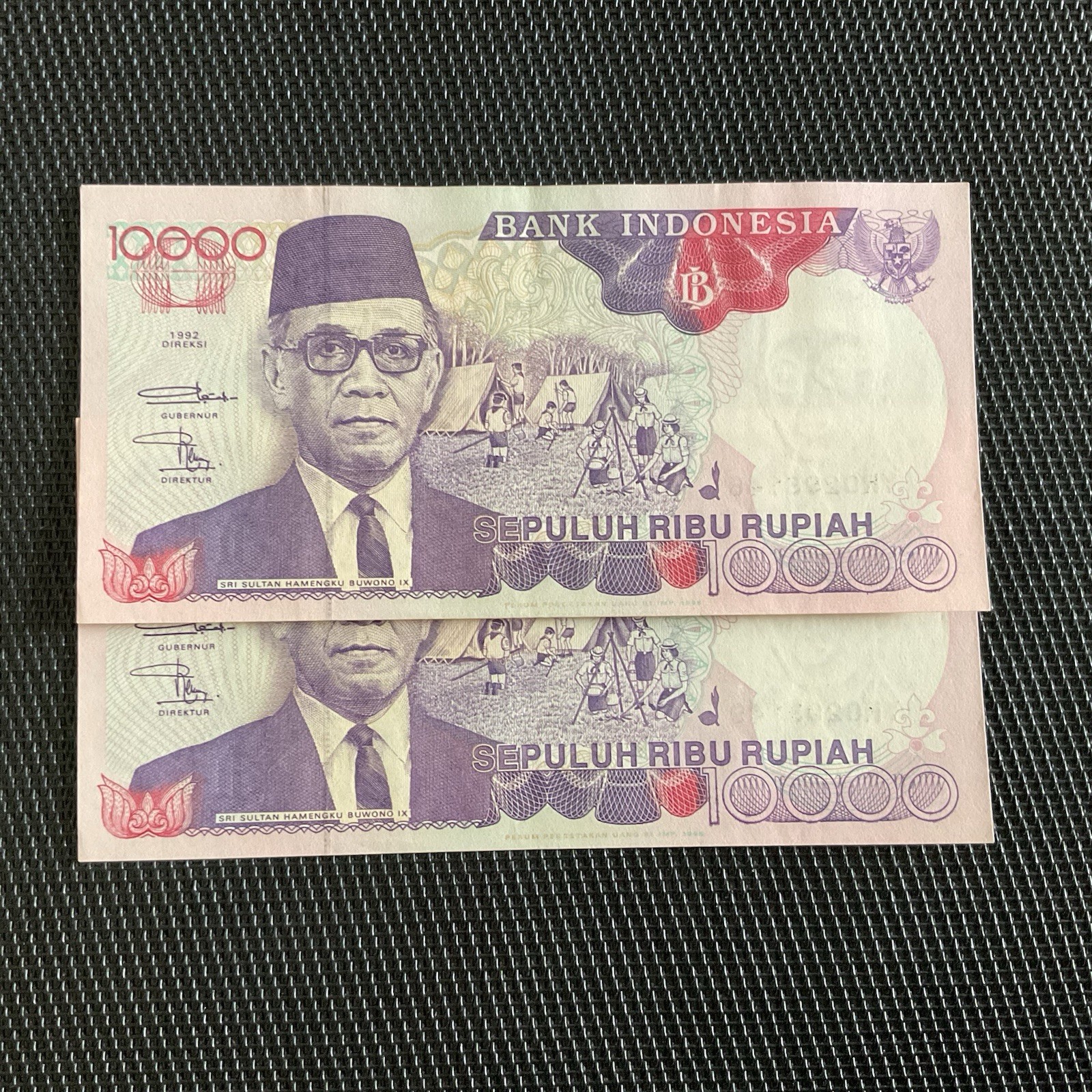 INDONÉSIE: 10 000 Rupiah 1992, 2 N° Consécutifs, Pick 131, SPL/AU 🔥
