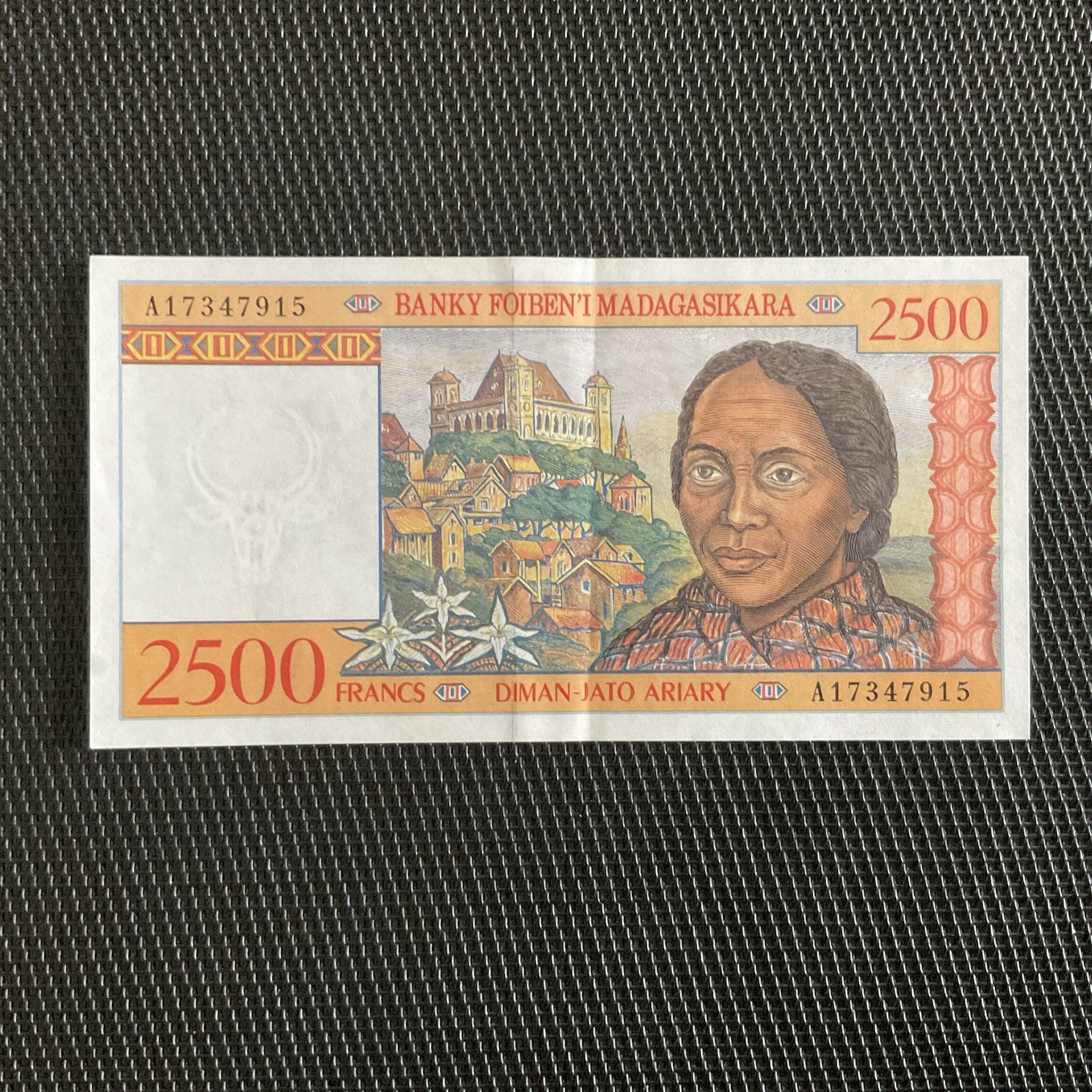MADAGASCAR: 2500 Francs ND 1998, Pick 81, SPL/AU 💥