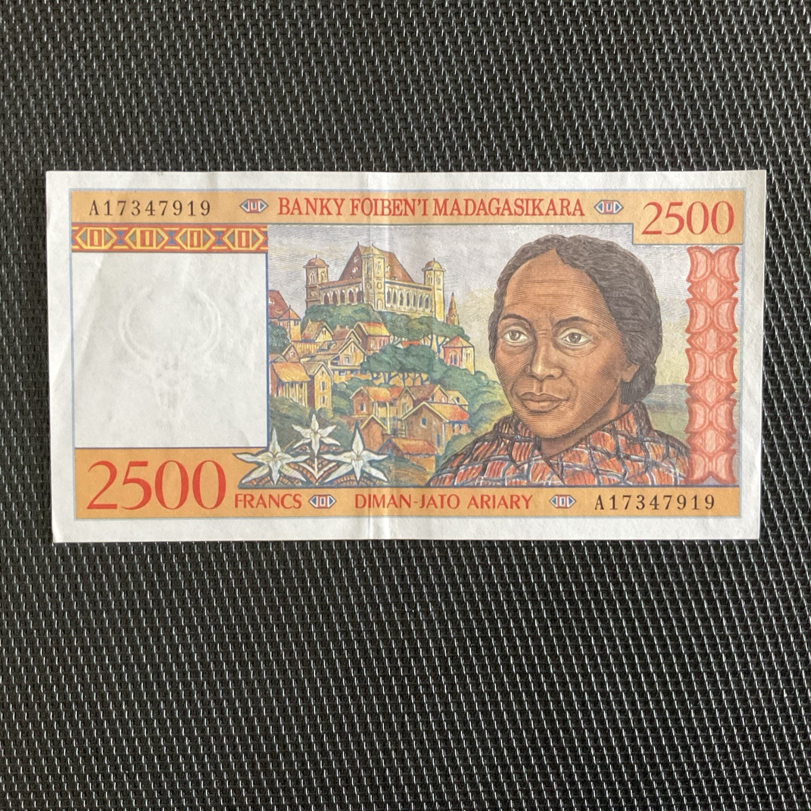 MADAGASCAR: 2500 Francs ND 1998, Pick 81, SUP+/XF+ 🔥